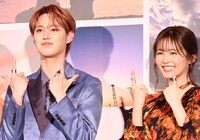 JO1のグループ挨拶「Go to The TOP!」のポーズをする白岩瑠姫（左）と久間田琳加（右）。