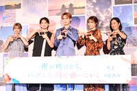 左から酒井麻衣、箭内夢菜、白岩瑠姫、久間田琳加、鶴田真由。