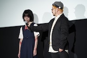 高谷さな(左)にマイクを向ける清水崇(右)。