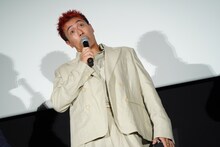 「一番怖がってくれた賞」に選ばれた観客が一番怖いと語ったシーンを再現する中務裕太。