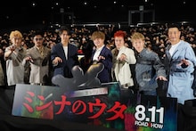 左から小森隼、数原龍友、片寄涼太、高谷さな、白濱亜嵐、中務裕太、佐野玲於、関口メンディー。