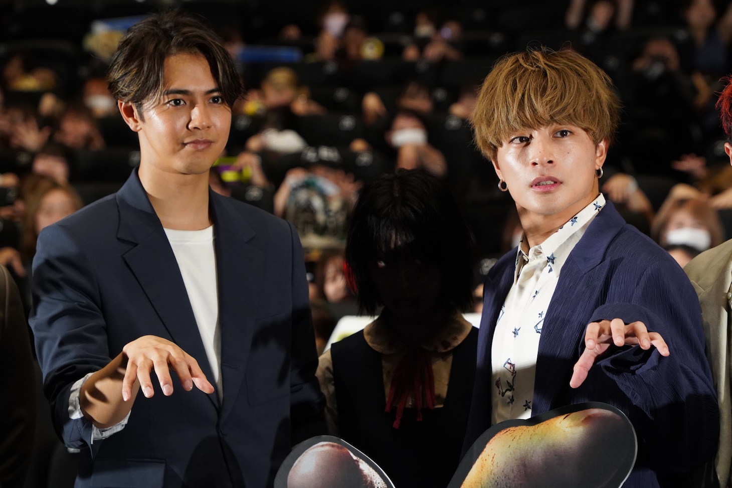 左から片寄涼太、高谷さな、白濱亜嵐。