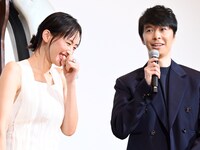 左から綾瀬はるか、長谷川博己。