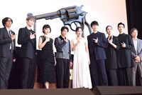 「リボルバー・リリー」初日舞台挨拶の様子。