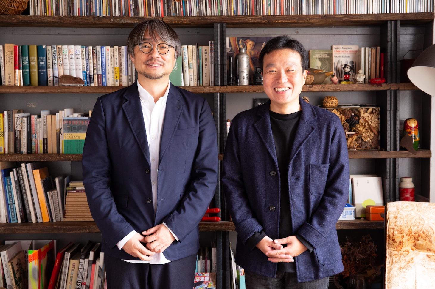 左から小山薫堂、信濃八太郎。