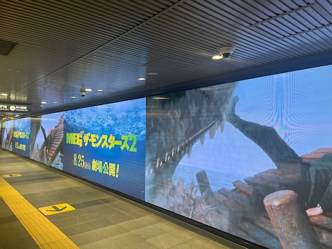 「MEG ザ・モンスターズ2」田園都市線渋谷駅ビッグサイネージの様子。