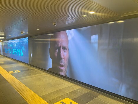 「MEG ザ・モンスターズ2」田園都市線渋谷駅ビッグサイネージの様子。