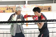 左から広岡仁一役の佐藤浩市、黒木翔吾役の横浜流星。