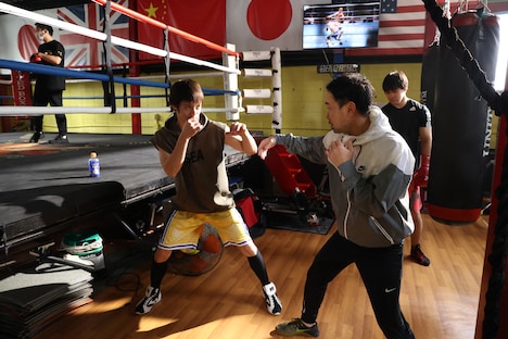 中西利男役の窪田正孝（左）。