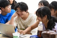 黄チームの編集作業の様子。