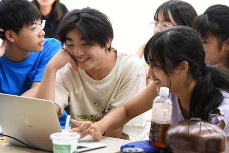 黄チームの編集作業の様子。