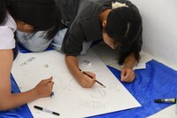 黄チームのポスター制作の様子。