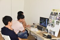 黄チームの編集作業の様子。