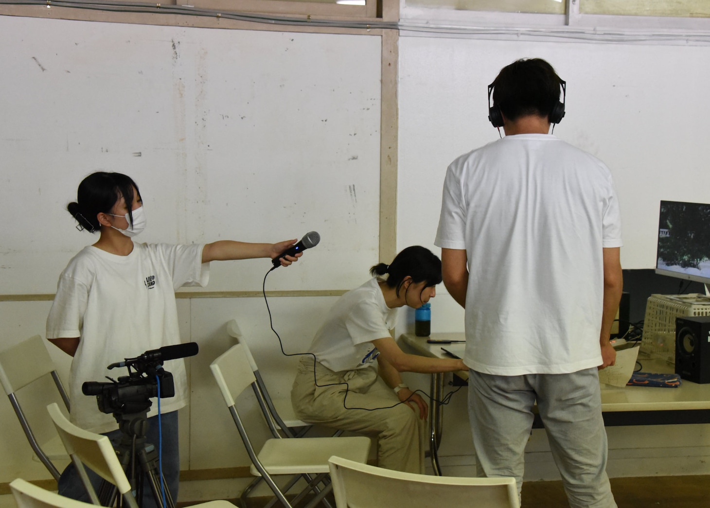青チームの録音の様子。