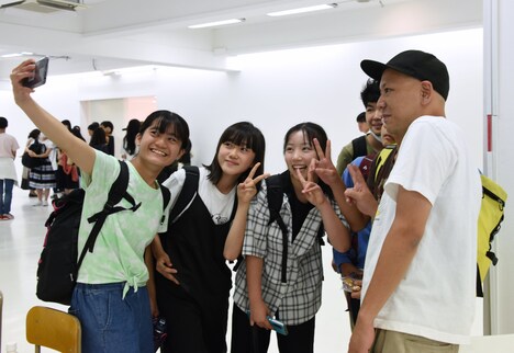 上映会後、記念写真を撮る赤チーム。