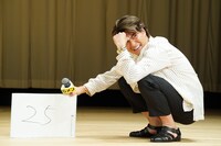 罰ゲームが決まり、うなだれる森本慎太郎。