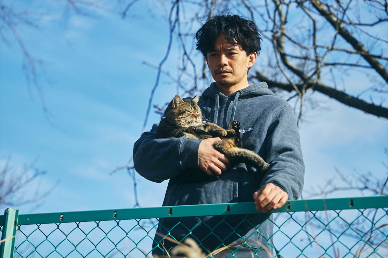 池松壮亮には見せない裏の顔…皆川猿時演じる相棒猫を捉えた「季節のない街」本編映像