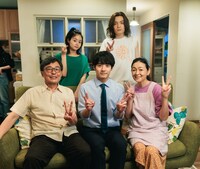 手前左から光石研、赤楚衛二、財前直見。奥左から藤原さくら、岡山天音。