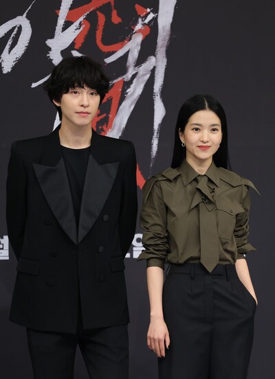 左からホン・ギョン、キム・テリ。（写真提供：Yonhap News / YNA / Newscom / ゼータ イメージ）