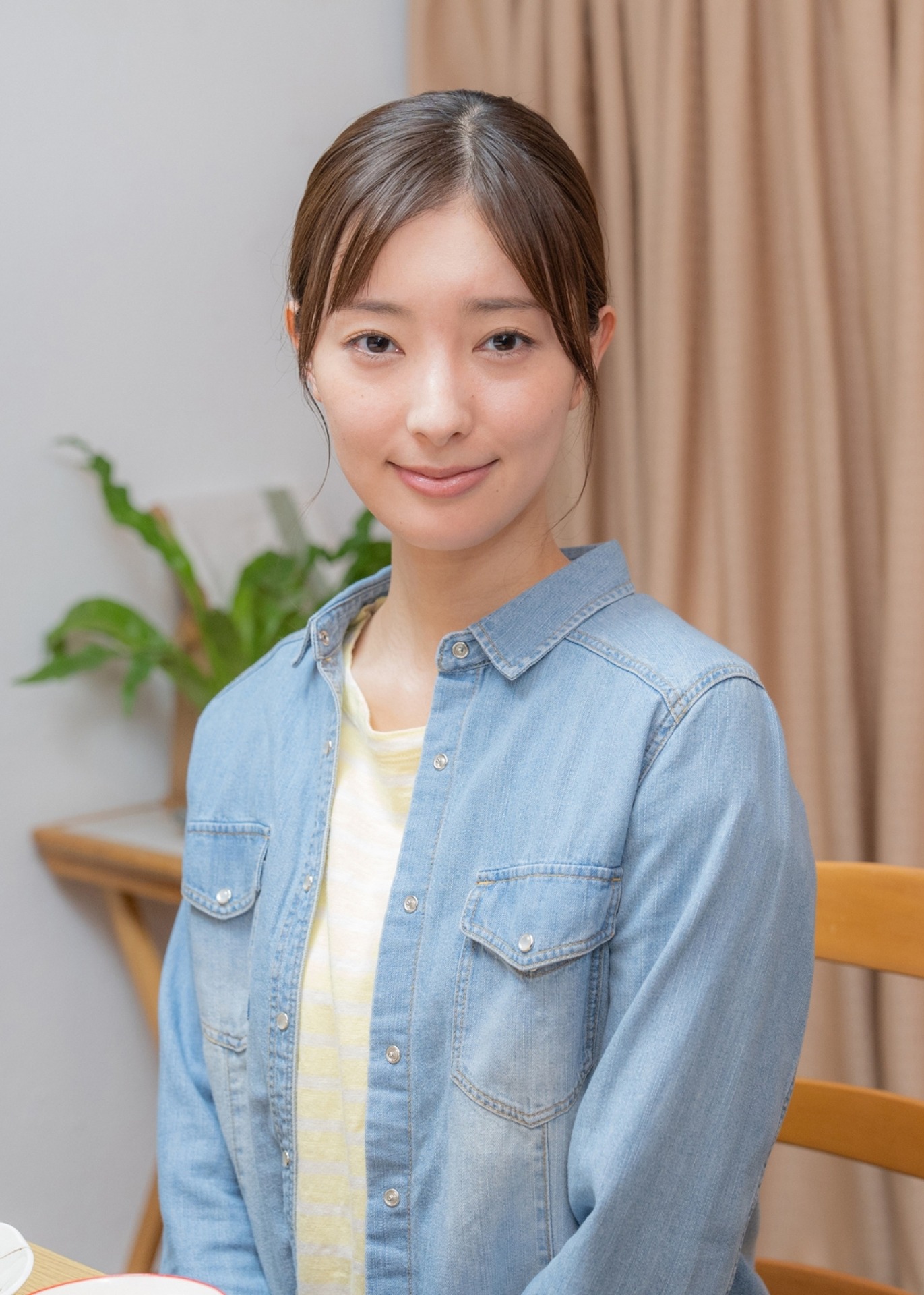 渡会里子を演じる宮本茉由。