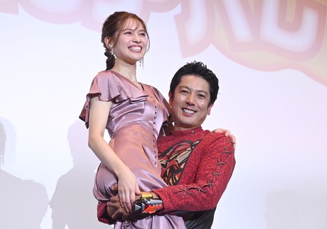 西興一朗（右）が坂野真弥（左）を抱っこ。