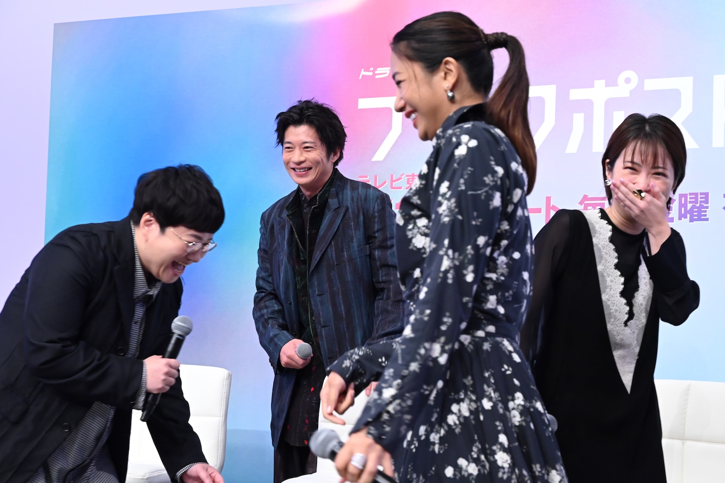 登壇して早々に立ち位置を間違え、「朝からすみません！」と慌てて移動するキャストたち。