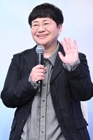 配信用のカメラに手を振る近藤春菜。