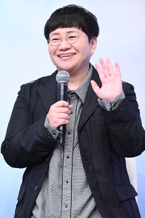 配信用のカメラに手を振る近藤春菜。