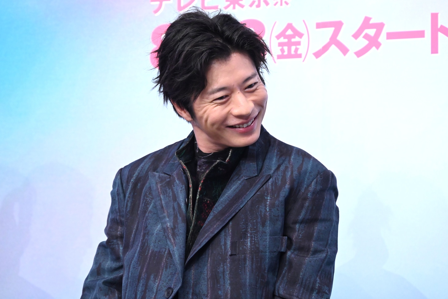 自身の姿のみを追う固定カメラ“田中カメラ”に照れる田中圭。