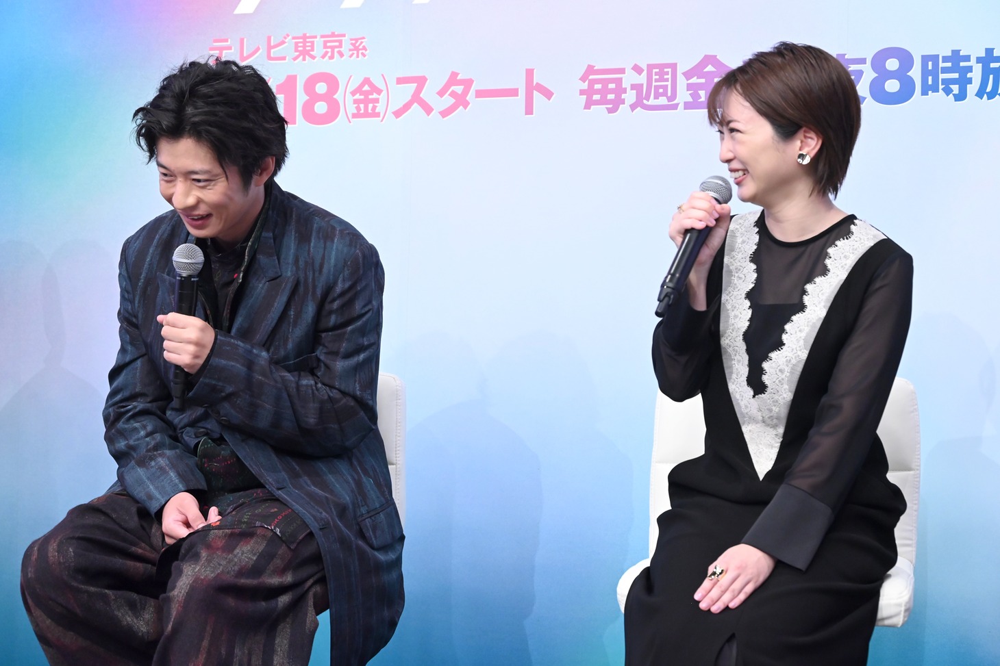 「圭さんの背中を見てお芝居をしています」との志田未来（右）の言葉に、「またまたー！」と恥ずかしがる田中圭（左）。