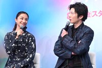 「ひなたはずっとかっこいい！」と言い合う、高橋メアリージュン（左）と田中圭（右）。