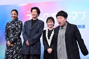 近藤春菜(右端)の持ちギャグ披露に笑う共演者たち。終了後に会場が拍手で満たされると、近藤は「縁起物じゃないんだから」とつぶやいていた。