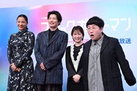 近藤春菜（右端）の持ちギャグ披露に笑う共演者たち。終了後に会場が拍手で満たされると、近藤は「縁起物じゃないんだから」とつぶやいていた。