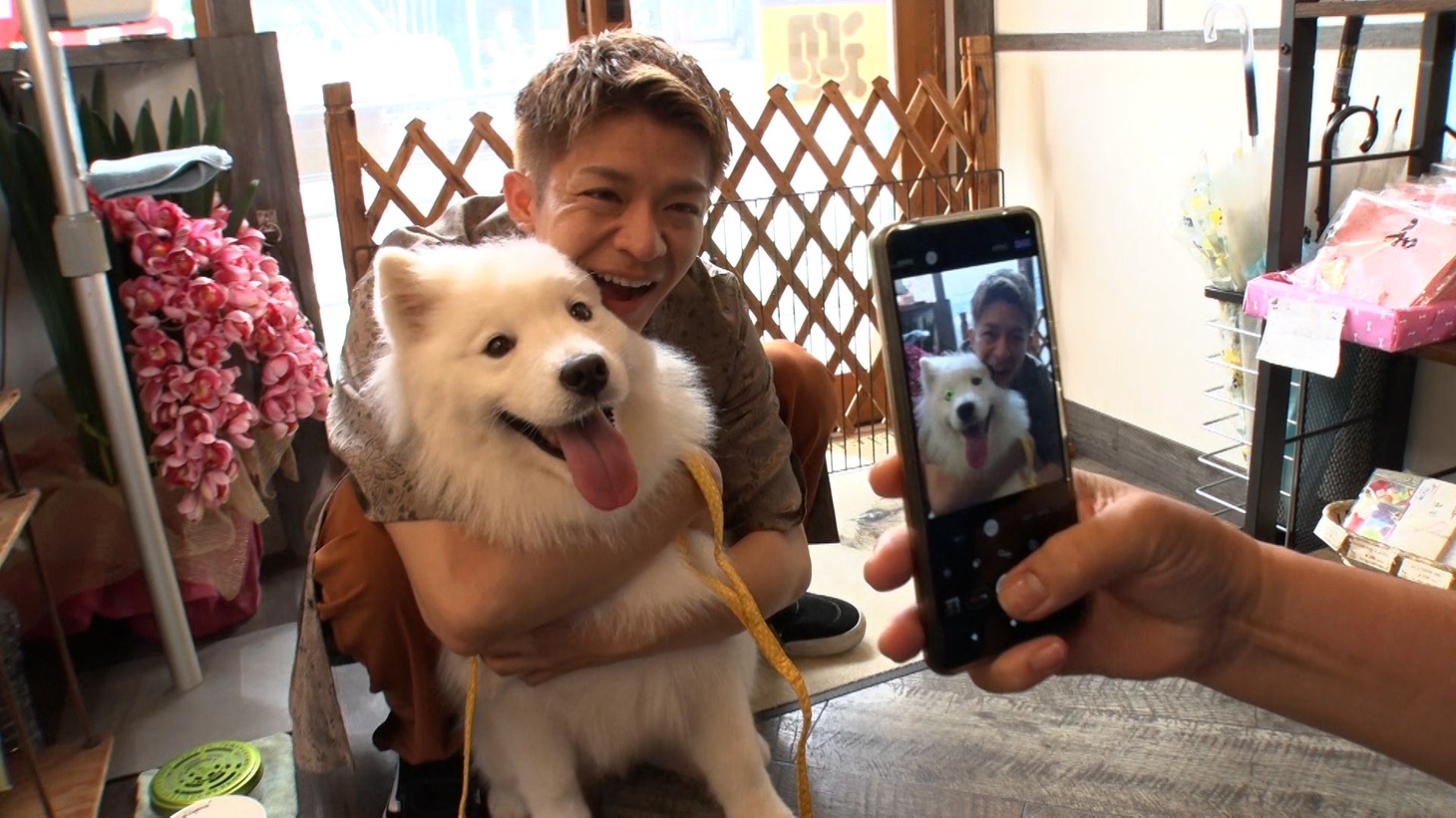 岸優太（奥）と犬のレモン（手前）。