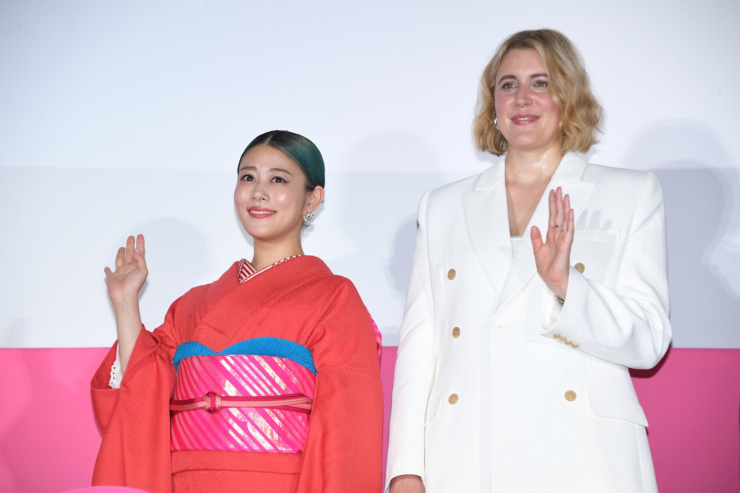 左から高畑充希、グレタ・ガーウィグ。