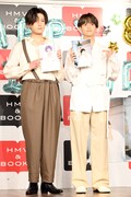 ファースト写真集コラボイベントの様子。左から八木勇征、中島颯太。