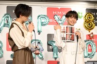 八木勇征（左）の写真集からお気に入りカットを紹介する中島颯太（右）。