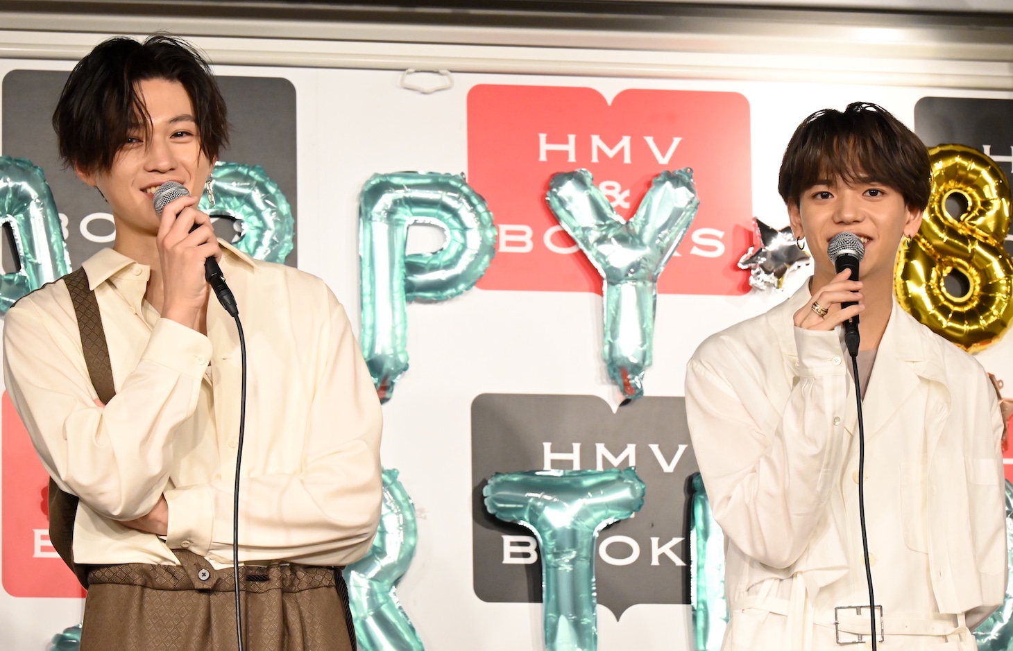 ファースト写真集コラボイベントの様子。左から八木勇征、中島颯太。
