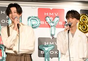 ファースト写真集コラボイベントの様子。左から八木勇征、中島颯太。