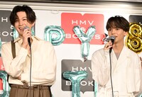 ファースト写真集コラボイベントの様子。左から八木勇征、中島颯太。