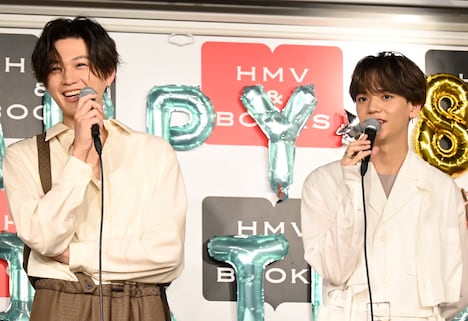 ファースト写真集コラボイベントの様子。左から八木勇征、中島颯太。