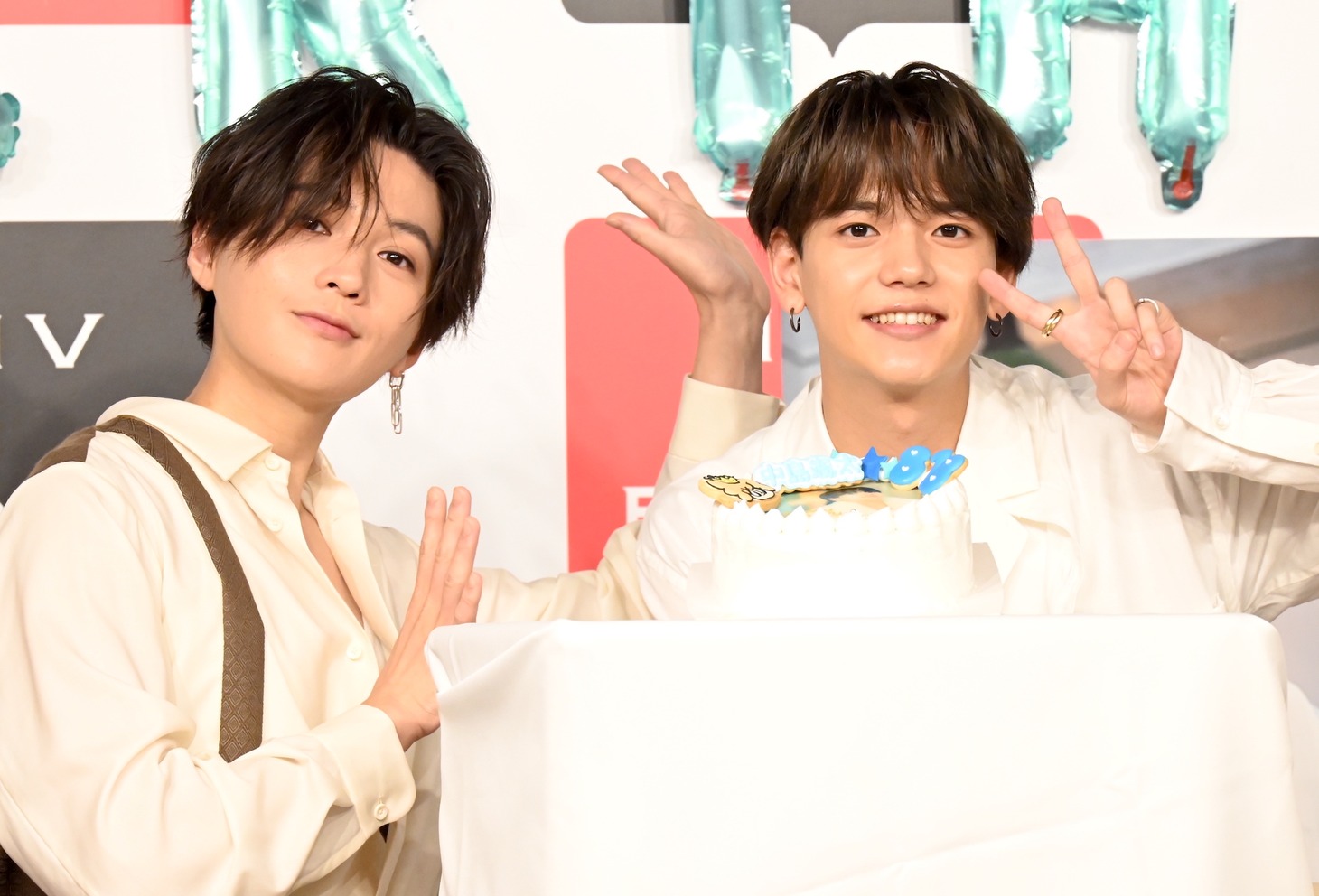 中島颯太（右）の誕生日を祝福する八木勇征（左）。