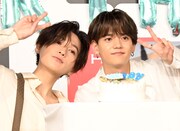 ファースト写真集コラボイベントの様子。左から八木勇征、中島颯太。