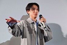 “尻尾系YouTuber”の挨拶を披露する小西詠斗。