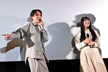 “尻尾系YouTuber”の挨拶を披露する小西詠斗（左）。