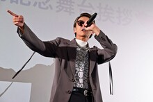 主題歌パフォーマンス中のHilcrhyme。