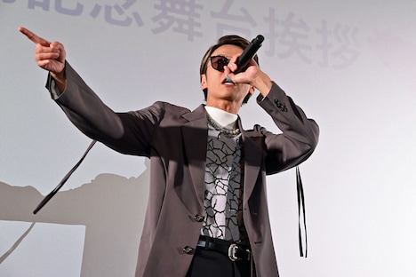 主題歌パフォーマンス中のHilcrhyme。