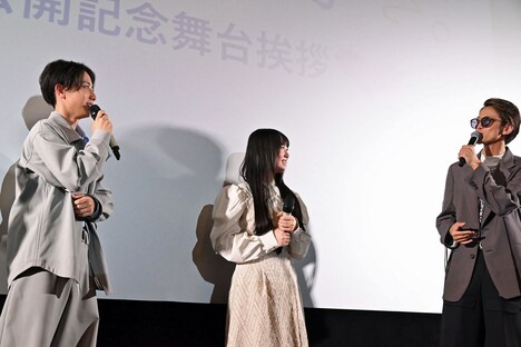 Hilcrhyme(右)のパフォーマンスに感激する小西詠斗(左)と
大平采佳(中央)。