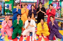 「それSnow Manにやらせて下さい」より、二宮和也（後列中央）とSnow Man。