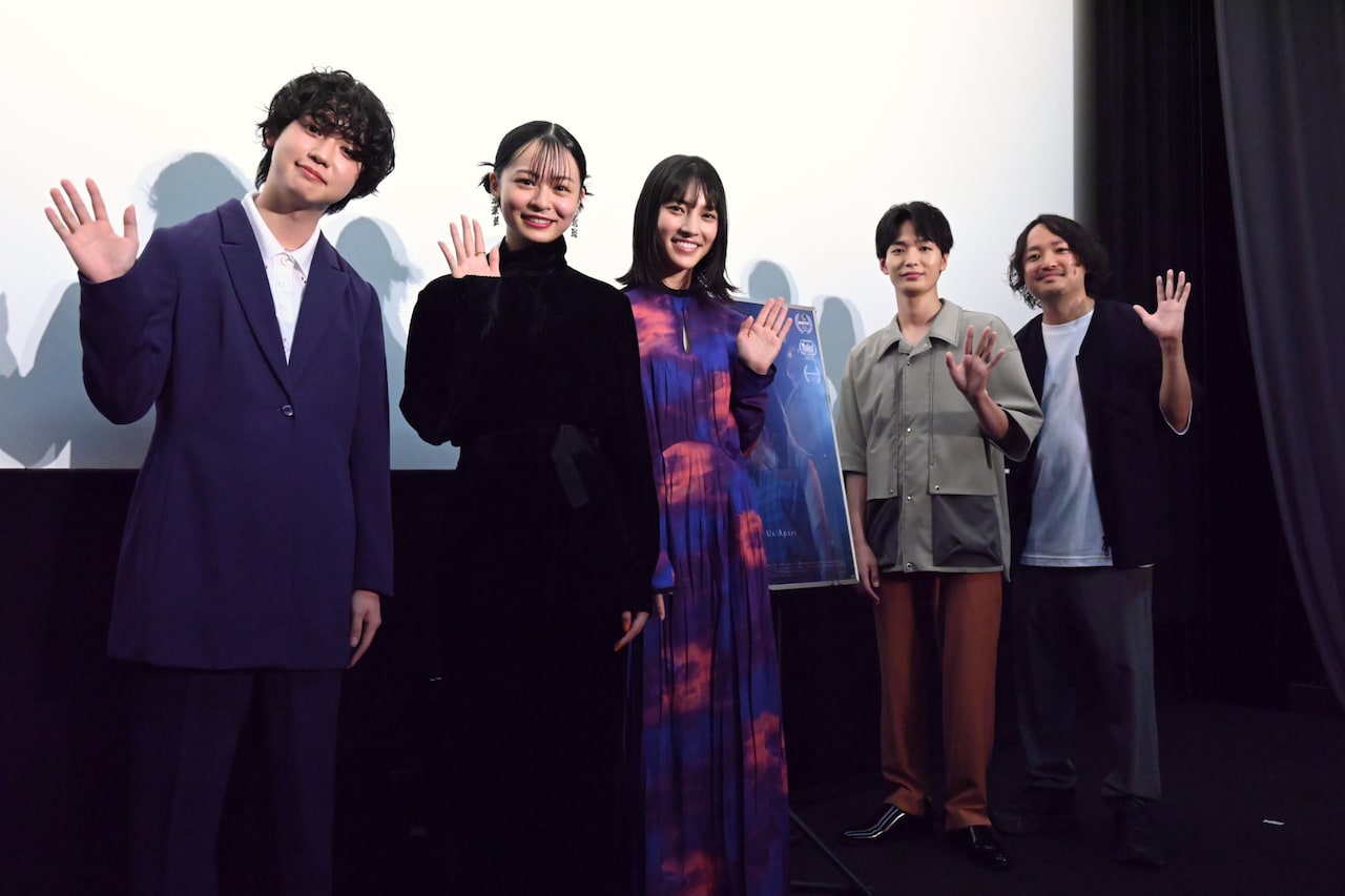 「Love Will Tear Us Apart」公開初日舞台挨拶の様子。左からゆうたろう、莉子、久保田紗友、青木柚、宇賀那健一。